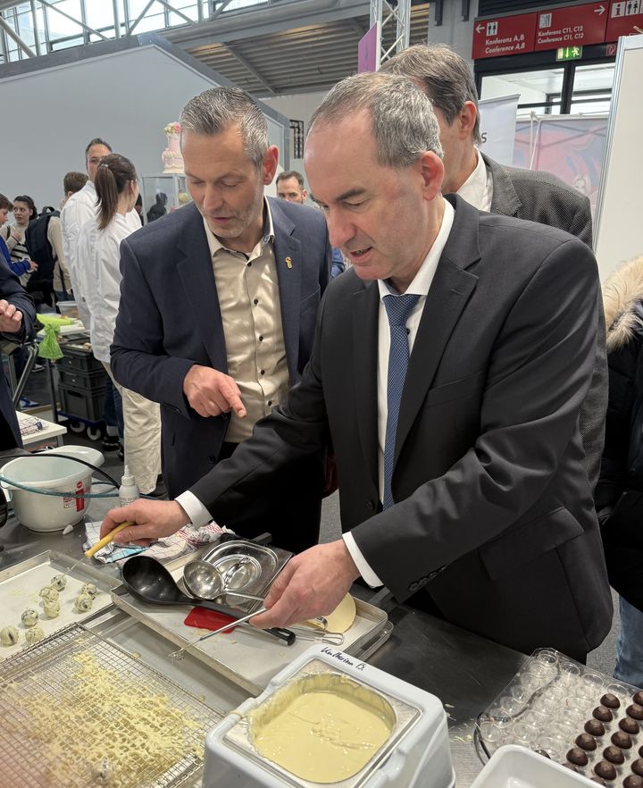 Messerundgang von Wirtschaftsminister Hubert Aiwanger mit Pralinen-Herstellung bei der Konditoren-Innung. Foto: StMWi