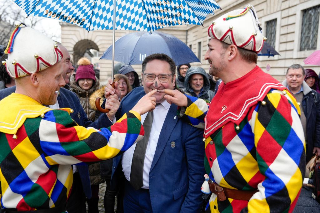 _DSC0372 Der Bayerische Wirtschaftsminister Hubert Aiwanger begrüßt die Original Münchner Schäfflertanzgruppe.