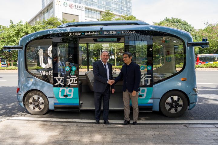 Wirtschaftsminister Hubert Aiwanger vor dem autonom fahrenden Kleinbus von WeRide. Foto: StMWi/E. Neureuther