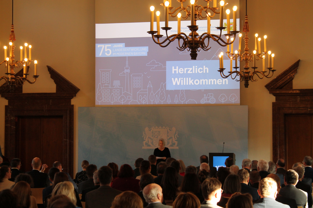 Anmoderation Festveranstaltung 75 Jahre Landesentwicklung | © StMWi Anmoderation Festveranstaltung 75 Jahre Landesentwicklung | © StMWi