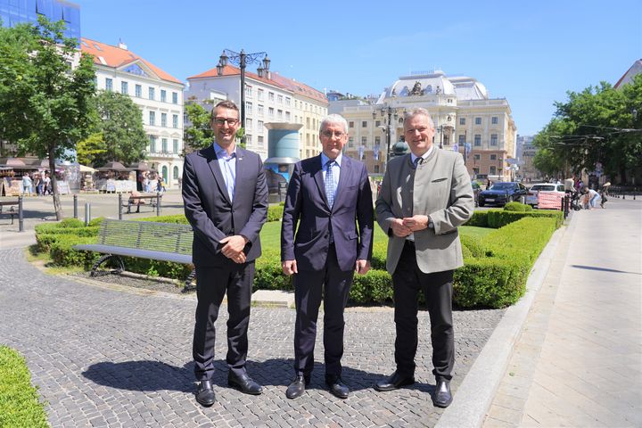 Austausch in Bratislava (v.l.): Peter Kompalla (bayerischer Repräsentant in der Slowakei), der slowakische Wirtschaftsstaatssekretär Jan Oravec und Wirtschaftsstaatssekretär Roland Weigert.