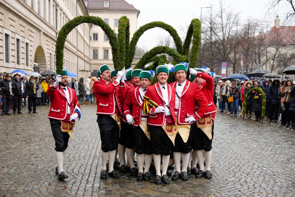 _DSC0440 Der Bayerische Wirtschaftsminister Hubert Aiwanger begrüßt die Original Münchner Schäfflertanzgruppe.