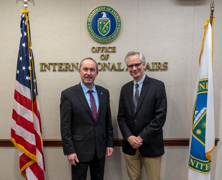 Bayerns Wirtschaftsminister Hubert Aiwanger traf in Washington den stellvertretenden US-Energieminister Andrew Light. Thema waren die Chancen für bayerische Unternehmen auf dem US-Wasserstoffmarkt. Foto: StMWi