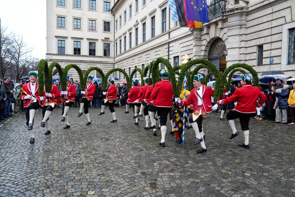 _DSC0507 Der Bayerische Wirtschaftsminister Hubert Aiwanger begrüßt die Original Münchner Schäfflertanzgruppe.