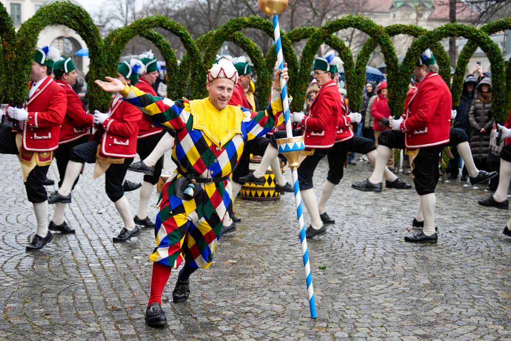 _DSC0483 Der Bayerische Wirtschaftsminister Hubert Aiwanger begrüßt die Original Münchner Schäfflertanzgruppe.