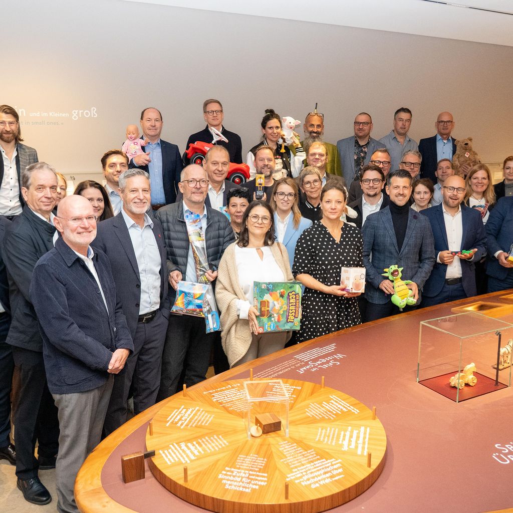 _DSC7263 Gruppenbild der Teilnehmer des Kickoff Spielzeugland.Bayern
