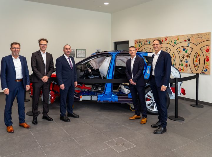 Bayerns Wirtschaftsminister Hubert Aiwanger bei der Audi AG mit (v.l.n.r.) Dr. Siegfried Schmidtner (Werkleiter Ingolstadt), Dr. Christof Messner (Geschäftsführer incampus), Martin Friedrichsen (Leiter Entwicklung Fahrzeugsicherheit) und Gerd Walker (Vorstandsmitglied, Produktion und Logistik).
Foto: StMWi/E. Neureuther