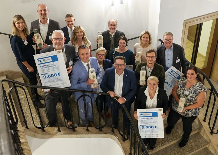 Wirtschaftsstaatssekretär Tobias Gotthardt gemeinsam mit den Gewinnern des 12. Stadtmarketingpreises
Foto: StMWi/A. Beier