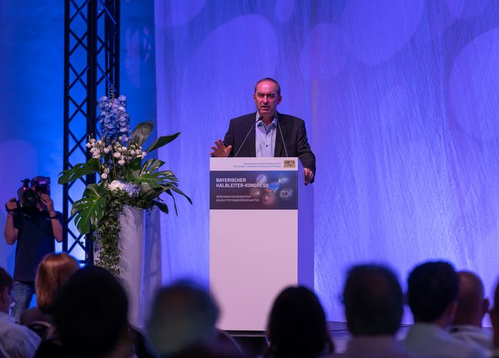 Wirtschaftsminister Hubert Aiwanger beim ersten Bayerischen Halbleiter-Kongress. Foto: StMWi/E. Neureuther