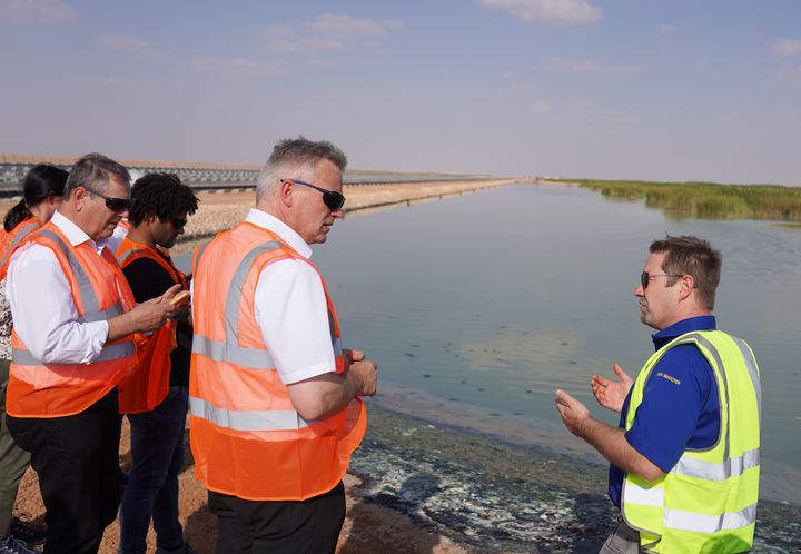 Dr. Roman Breuer (r.), Geschäftsführer von Bauer Resources, erläutert Staatssekretär Roland Weigert das Konzept der Schilfkläranlage am Nimr Ölfeld. Foto: StMWi/T. Assenbrunner