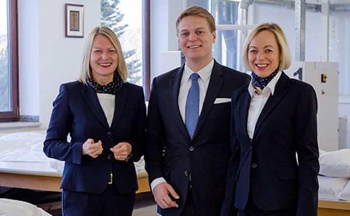 Die beiden Übergeberinnen Elisabeth Hintermann (l.) und Maximiliana Pangerl (r.) gemeinsam mit dem Nachfolger Anselm Hintermann.