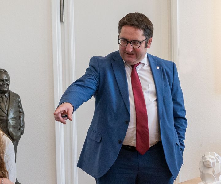 Staatssekretär Tobias Gotthard mit Schülerinnen