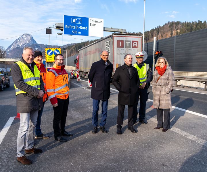 Bayerns Wirtschaftsminister Hubert Aiwanger und der Tiroler Wirtschafts-Landesrat Anton Mattle bei der Ortsbesichtigung an der bayerisch-österreichischen Grenze. Foto: Elke Neureuther/StMWi