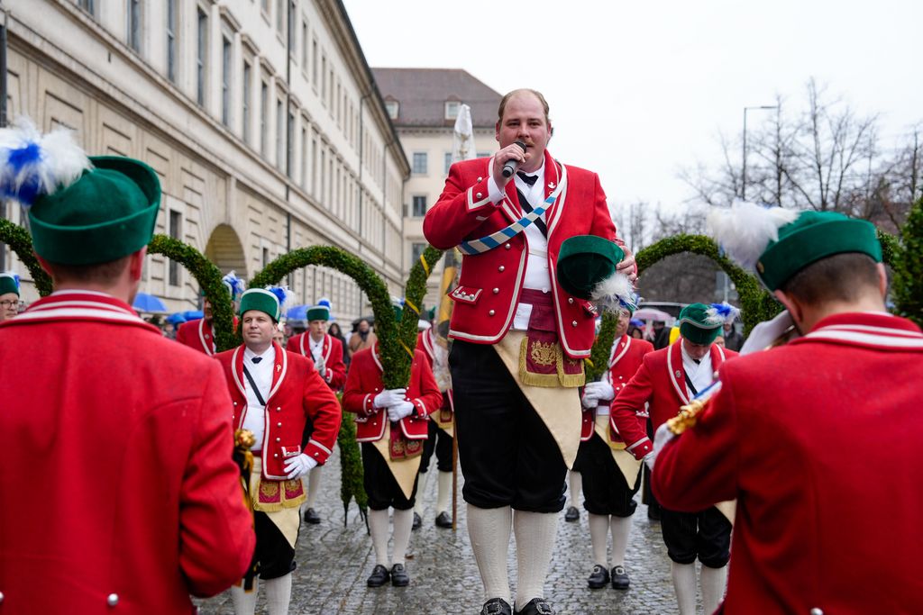 _DSC0721 Der Bayerische Wirtschaftsminister Hubert Aiwanger begrüßt die Original Münchner Schäfflertanzgruppe.