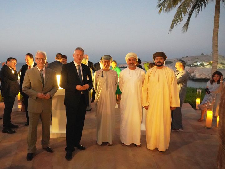 Hochrangige Vertreter empfingen die bayerische Delegation (v.l.): Botschafter Thomas Schneider, Staatssekretär Roland Weigert, Energieminister H.E. Salim Al Aufi, H.H. Sayyid Tarik Shabib Al Said und Handelsminister H.E. Qais Mohammed Al Yousef. Foto: StMWi/T. Assenbrunner