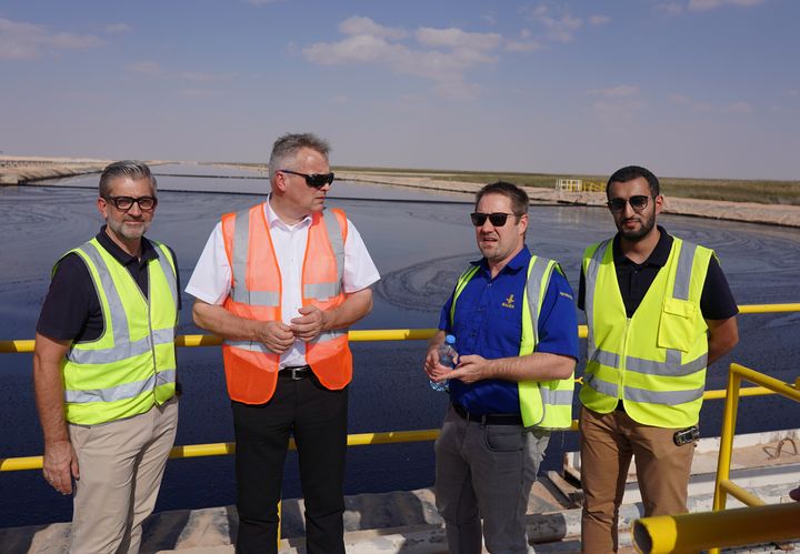 Führten die bayerische Delegation um Staatssekretär Roland Weigert (2.v.l.) durch das 13,5 Quadratkilometer große Areal (v.l.): Ulrich Emmer (Geschäftsführer Bauer Nimr), Dr. Roman Breuer (Geschäftsführer Bauer Resources) und Younis Al Rawahi (Operations Manager). Foto: StMWi/T. Assenbrunner