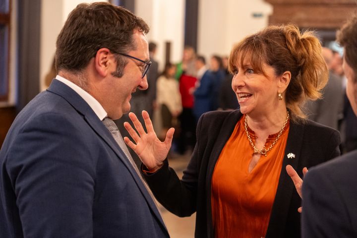 Bayerns Wirtschaftsstaatssekretär Gotthardt im Gespräch mit Nathalie Roy, Präsidentin der Assemblée nationale du Québec. Foto: StMWi/Bastian Brummer