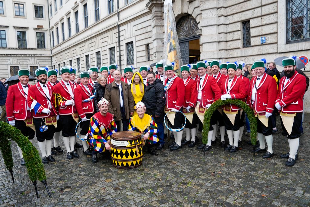 _DSC0761 Der Bayerische Wirtschaftsminister Hubert Aiwanger begrüßt die Original Münchner Schäfflertanzgruppe.