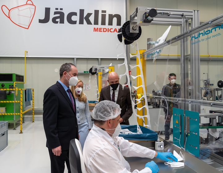 Geschäftsführerin Julia Jäcklin (m.) zeigt Wirtschaftsminister Hubert Aiwanger (li.) und dem Landtagsabgeordneten Dr. Fabian Mehring die FFP2-Maskenproduktion. Foto: StMWi/Elke Neureuther