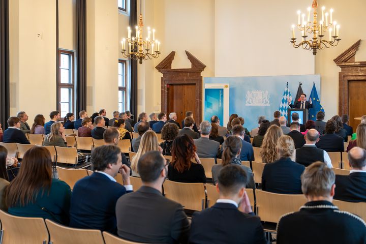 Bayerns Wirtschaftsstaatssekretär Tobias Gotthardt hat heute 35 Regionalmanagement-Initiativen aus ganz Bayern im festlichen Rahmen im Wirtschaftsministerium in München gewürdigt. Foto: StMWi/E. Neureuther