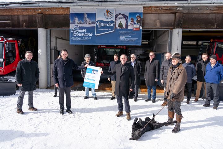 Bayerns Wirtschafts- und Tourismusminister Hubert Aiwanger hat heute die Förderurkunde für die Modernisierung der Seilbahnen in Mitterdorf an den Landrat  Sebastian Gruber (Freyung-Grafenau) übergeben. Foto: StMWi/Elke Neureuther