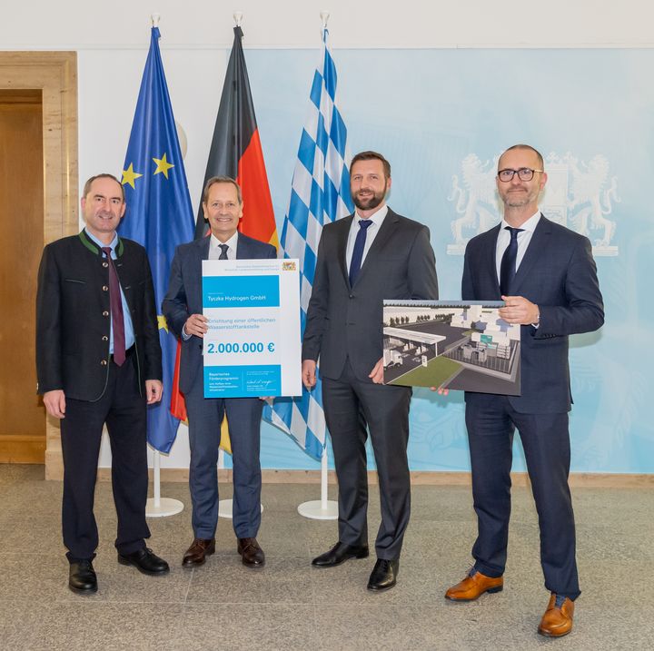 Bayerns Wirtschaftsminister Hubert Aiwanger überreichte eine Förderurkunde an Vertreter der Firma Tyczka Hydrogen. Foto: Elke Neureuther/StMWi