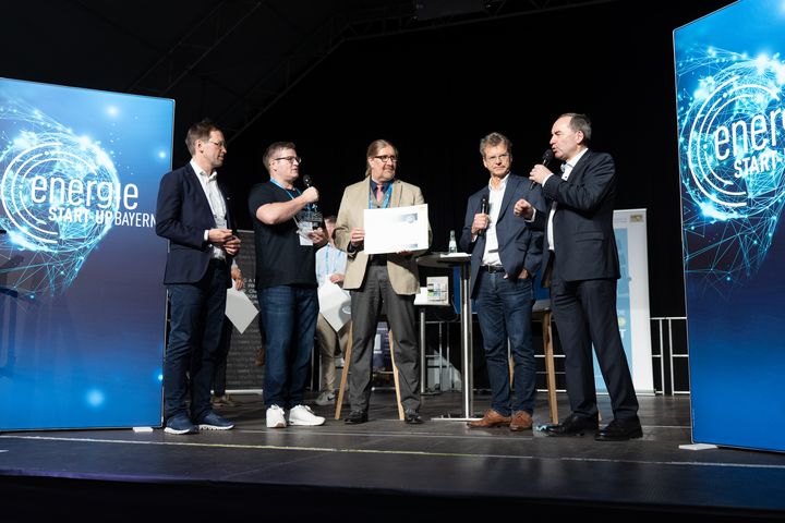 Impressionen zur Preisverleihung Energie Start-up Bayern 2024 im Rahmen der Start-up Demo Night München.