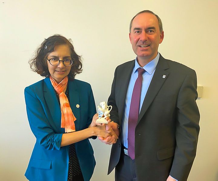 Nach dem Gespräch mit Dr. Sunita Satyapal, Direktorin der Abteilung für Erneuerbare Energie im US-Energieministerium, überreichte Staatsminister Hubert Aiwanger einen Bayerischen Porzellan-Löwen. Foto: StMWi