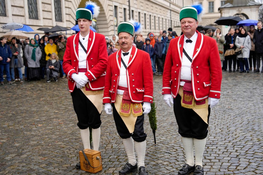 _DSC0222 Der Bayerische Wirtschaftsminister Hubert Aiwanger begrüßt die Original Münchner Schäfflertanzgruppe.