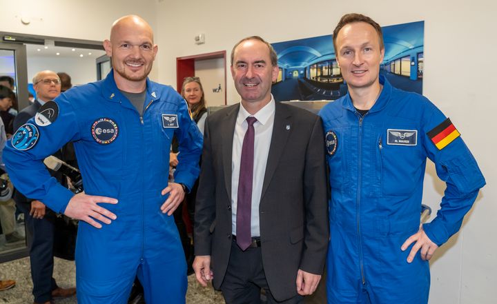 Bayerns Wirtschaftsminister Hubert Aiwanger traf auf dem Bayerischen Raumfahrtgipfel die deutschen Astronauten Alexander Gerst (links) und Matthias Maurer. Bildquelle: StMWi/ Elke Neureuther