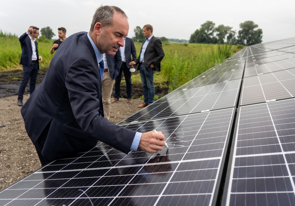 Fotos vom Besuch von Bayerns Wirtschaftsminister Aiwanger und Staatssekretär Weigert im Solarpark Schorndorf.