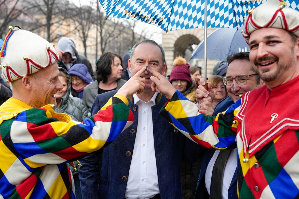 _DSC0361 Der Bayerische Wirtschaftsminister Hubert Aiwanger begrüßt die Original Münchner Schäfflertanzgruppe.