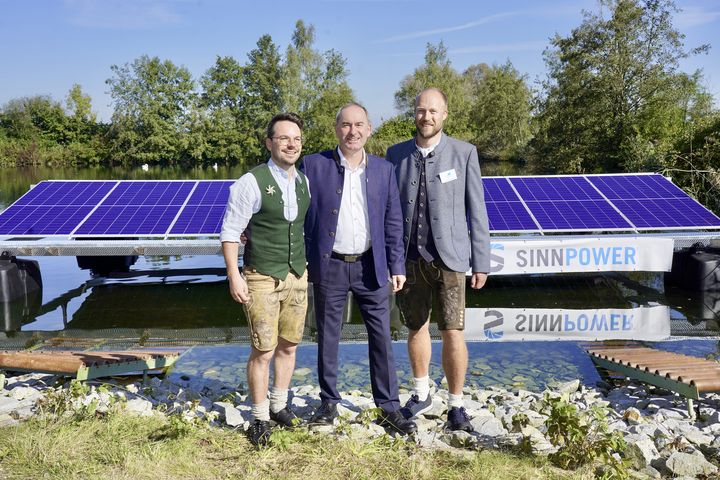 Energieminister Hubert Aiwanger mit Maximilian Bleimaier (Vorstand der AWA Ammersee Wasser- und Abwasserbetriebe gKU, 1.v.l.) und Thomas Obermaier (Vorstand Ammerseewerke gKU, 3.v.l.) vor der schwimmenden PV-Anlage.
Foto: StMWi