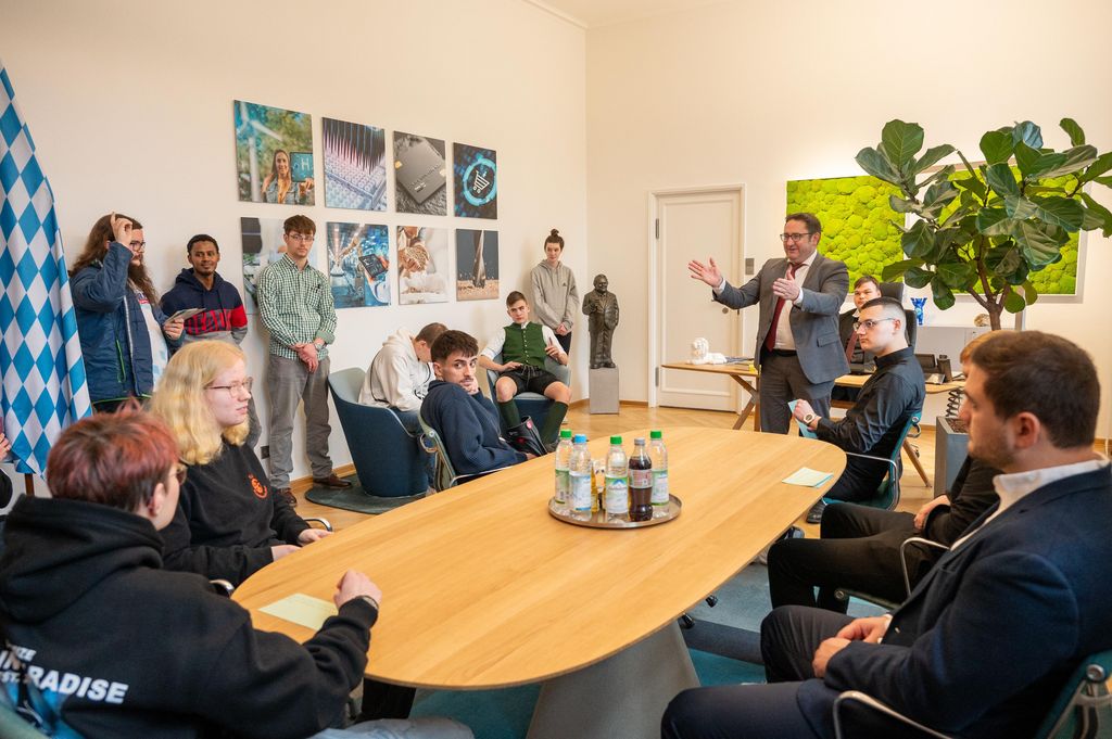 Im Gespräch mit Wirtschaftsstaatssekretär Tobias Gotthardt Impressionen zum Lernort Staatsregierung