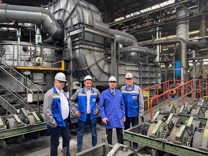 Bayerns Wirtschaftsminister Hubert Aiwanger besuchte die Mitarbeiter im Rohrwerk Maxhütte. Rechts: Betriebsratsvorsitzender Karl-Heinz König. Foto: StMWi